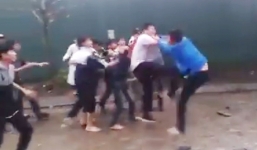 Phẫn nộ clip 20 nam sinh viên hỗn chiến như ... giang hồ