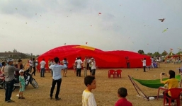 Bị diều cuốn lên cao, bé trai 4 tuổi rơi xuống đất tử vong