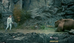 Giây phút kinh hoàng cha lấy thân mình che cho con gái khỏi gấu xám