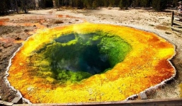 Ngắm hồ nước đổi màu độc đáo vì tiền xu