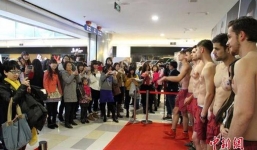 Dàn mỹ nam cởi trần phục vụ khách hàng nữ