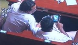 Trung Quốc đình chỉ công tác quan chức xem 'phim đen' tại nơi làm việc