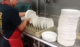 Tròn mắt xem “thánh” rửa đĩa siêu nhanh