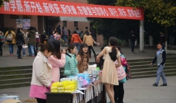 Chàng sinh viên kiếm 35 triệu/tháng nhờ mặc váy giả gái, bán đồ tế nhị