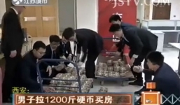 Đại gia dùng xe tải chở 600kg tiền xu đi mua nhà