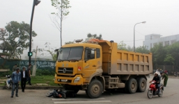 Xe 'hổ vồ' kéo lê 30m, nữ phụ hồ chết thảm