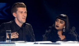 Hai giám khảo X –Factor bị rời vị trí ghế nóng vì lãng mạ thí sinh