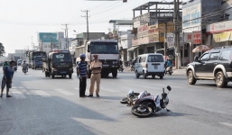 Bất ngờ ngã ra đường, cô gái trẻ bị xe khách chèn qua người tử vong