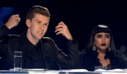 Hai giám khảo X –Factor bị rời vị trí ghế nóng vì lãng mạ thí sinh