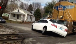 Xe Camry bị tàu đâm, đẩy đi gần 2km trên đường ray