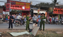 Hoảng hồn phát hiện người đàn ông chết gục bên đường