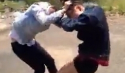 Vụ 2 thiếu nữ đánh nhau đến ngất xỉu: Gia đình nữ sinh nói gì?