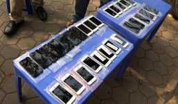 141 phát hiện 2 thanh niên chở 1 thùng điện thoại Iphone