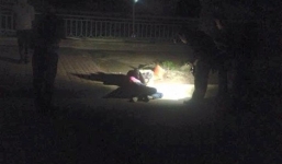 Hoảng hồn phát hiện một phụ nữ ngồi gục đầu chết bất thường bên hồ