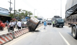 Dân hú vía vì cuộn thép gần 20 tấn rơi xuống đường