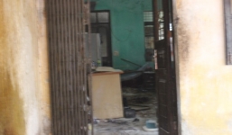 Ngáo đá, cầm kéo dọa công an, đốt các vật dụng trong nhà