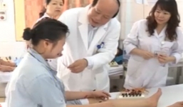 Nữ sinh cấm khẩu sau khi bị bạn đánh được đưa về Hà Nội chữa trị