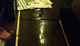 Hãi hùng chịu đựng nước thải hôi thối ngập máy bay suốt 6 giờ