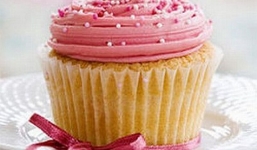 Suýt chết vì nuốt phải nhẫn cầu hôn của bạn trai giấu trong bánh ngọt