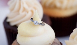 Suýt mất mạng vì nuốt nhầm nhẫn đính hôn giấu trong bánh ngọt