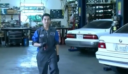 Thợ sửa xe gốc Việt làm mất tấm vé số trúng 1 triệu USD