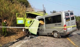 Xe du lịch chở khách Việt bị nạn ở Campuchia, 25 người thương vong