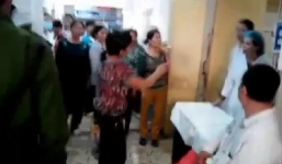 Xôn xao clip dân vạch mặt 'bác sỹ làm tiền' bệnh nhân?