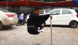 Ông chủ bãi giữ xe ngồi lơ lửng trên không xôn xao cộng đồng mạng