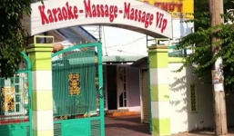 Thẩm phán vào nhà nghỉ với nữ đương sự bị đề nghị cách chức