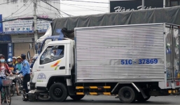 Qua đường, một phụ nữ bị xe tải cán nguy kịch