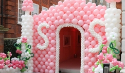 Nữ đại gia 'bạo tay' chi 2,2 tỷ làm tiệc thôi nôi cho con gái