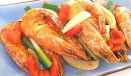 Mẹo phân biệt tôm sạch với tôm bơm tạp chất