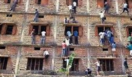 Choáng với cảnh hàng trăm phụ huynh Ấn Độ trèo tường ném phao cho con