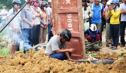 Chồng bới đất tìm xác vợ bị chôn vùi sau tai nạn ô tô