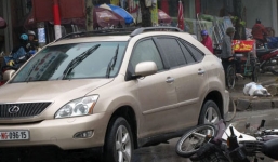 Mở cửa ô tô bất cẩn, một phụ nữ ngã xuống đường chết thảm