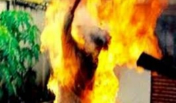 Mâu thuẫn, chồng đổ xăng dọa thiêu sống vợ