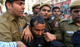 Ấn Độ: Bi hài chuyện cảnh sát bắt gặp đồng nghiệp khi đột kích nhà thổ