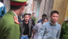 Đánh bố trọng thương, tiếp tục đánh bạn đến chết   