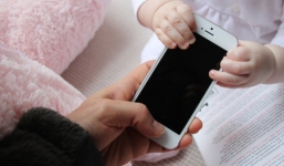 Con gái hai lần đầu độc mẹ ruột vì chiếc iPhone