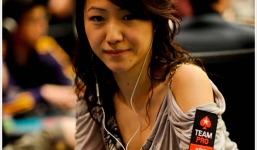 Vẻ đẹp sexy nóng bỏng của “nữ hoàng bài bạc” Trung Quốc