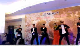 Clip: Cô dâu, chú rể đeo kính đen 'quẩy' tưng bừng trong đám cưới