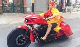 Xuất hiện 'Đường Tăng' chạy mô tô khủng trên phố Sài Gòn