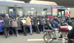 Video: Giải cứu người đàn ông bị xe bus 13 tấn đè lên người