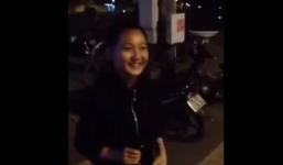 Clip bé gái xinh đẹp hát rong hay như Phương Mỹ Chi