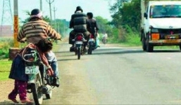 Ngồi tù vì buộc con gái 8 tuổi lên xe máy bắt tới trường