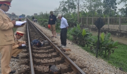Người đàn ông bị tàu tông chết vì đi bộ trên đường ray