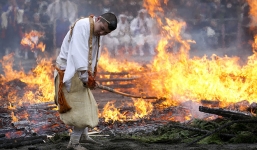 Cận cảnh lễ hội đi chân trần trên lửa ở Nhật