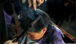 Kỳ lạ kiểu cắt tóc bằng kẹp sắt nóng 