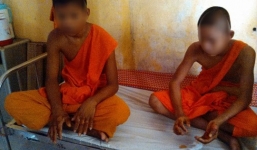 Sóc Trăng: 2 chú tiểu bị ép nhúng tay vào chảo nước sôi