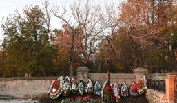 Cựu Tổng thống Ukraine Yanukovych tham dự đám tang con trai